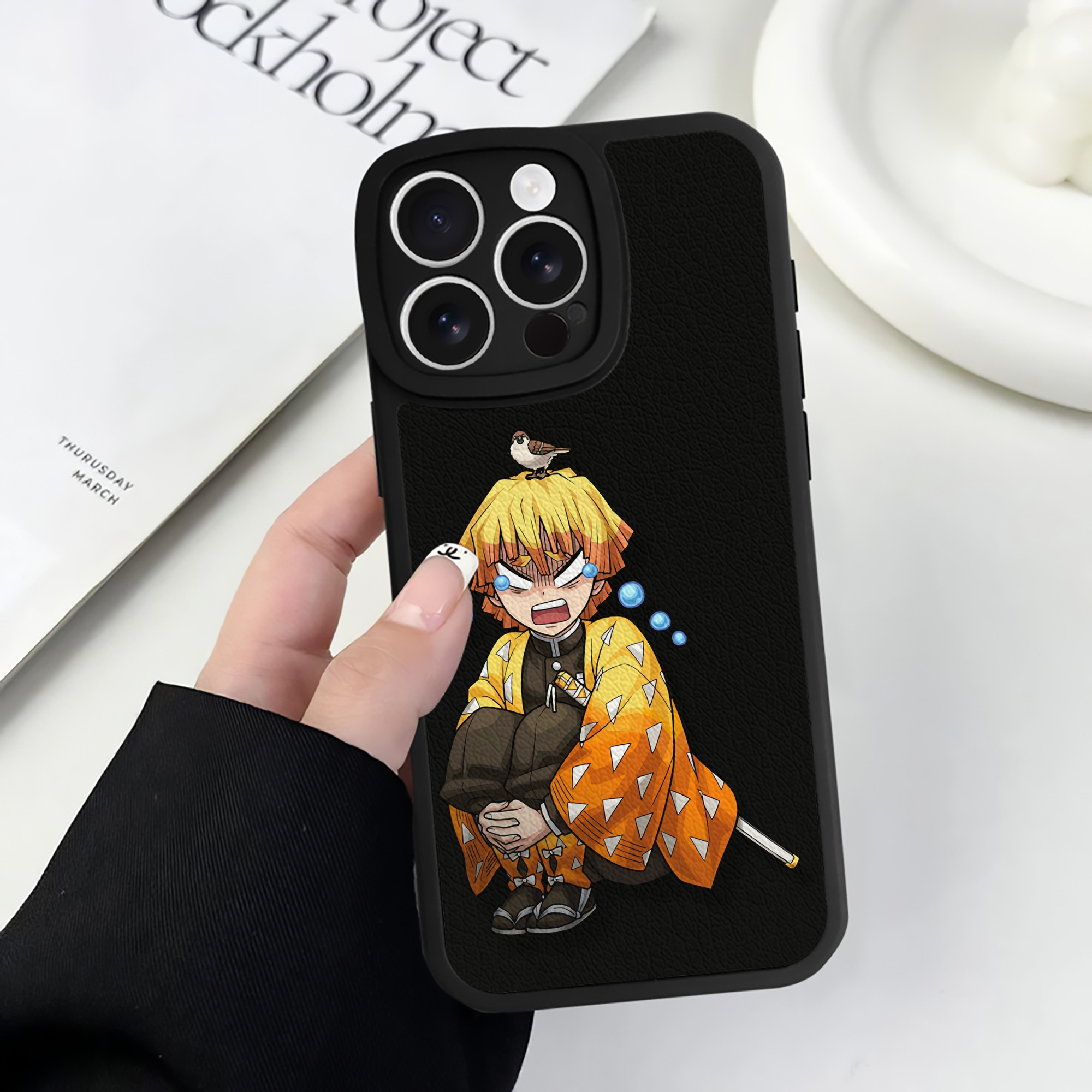 （画像用） 鬼滅の刃（きめつのやいば）我妻 善逸／あがつま ぜんいつ Agatsuma Zenitsu 【iPhone 16シリーズ対応】シリコンスマホケース（レザー調） 材質：シリコン
